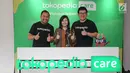 COO Tokopedia Melissa Siska Juminto (tengah), VP of Operations Tokopedia Rudy Azhary Dalimunthe dan Product Lead of Chatbot Dispute Settlement and Operations Tokopedia Felix Yuwono Kurniawan saat meresmikan Tokopedia Care Puri Kembangan, Rabu (4/9/2019). (Liputan6.com/HO/Rizky)