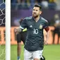 Bintang Argentina Lionel Messi merayakan gol pada uji coba melawan Brasil di King Saud University Stadium, Jumat (15/11/2019) atau Sabtu dini hari WIB. (AP Photo)