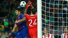 Pemain Barcelona, Luis Suarez menyundul bola di depan kiper Olympiakos, Silvio Proto dalam fase grup Liga Champions di Camp Nou Stadium, Kamis (19/10) dini hari. 10 pemain Barcelona sukses melumat Olympiakos 3-1. (AP/Manu Fernandez)