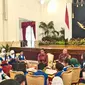 Presiden Jokowi saat diwawancarai puluhan reporter cilik di Istana Negara, Jakarta, Selasa (20/10/2015). (Liputan6.com/Luqman Rimadi)