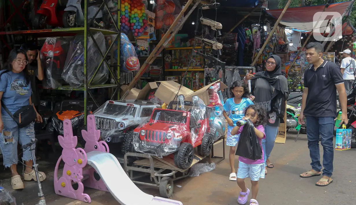 Pasar yang berlokasi di Jalan Basuki Rachmat ini menjual beragam mainan, seperti robot-robotan, mobil-mobilan hingga aneka boneka. (Liputan6.com/Herman Zakharia)