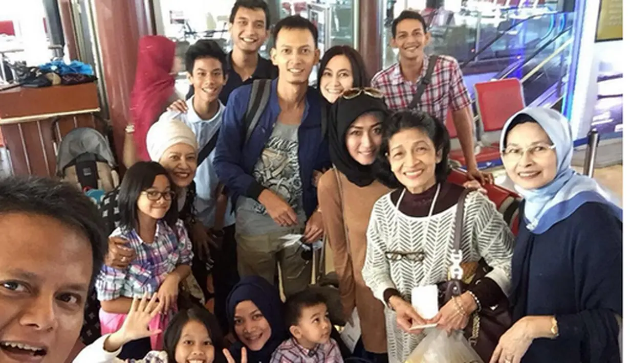 "Abis honeymoon berduaan di Bali, lanjut honeymoon pulang basamo ka Padang sama keluarga besar," tulisnya diketerangan foto. (Instagram/ @fedinuril)