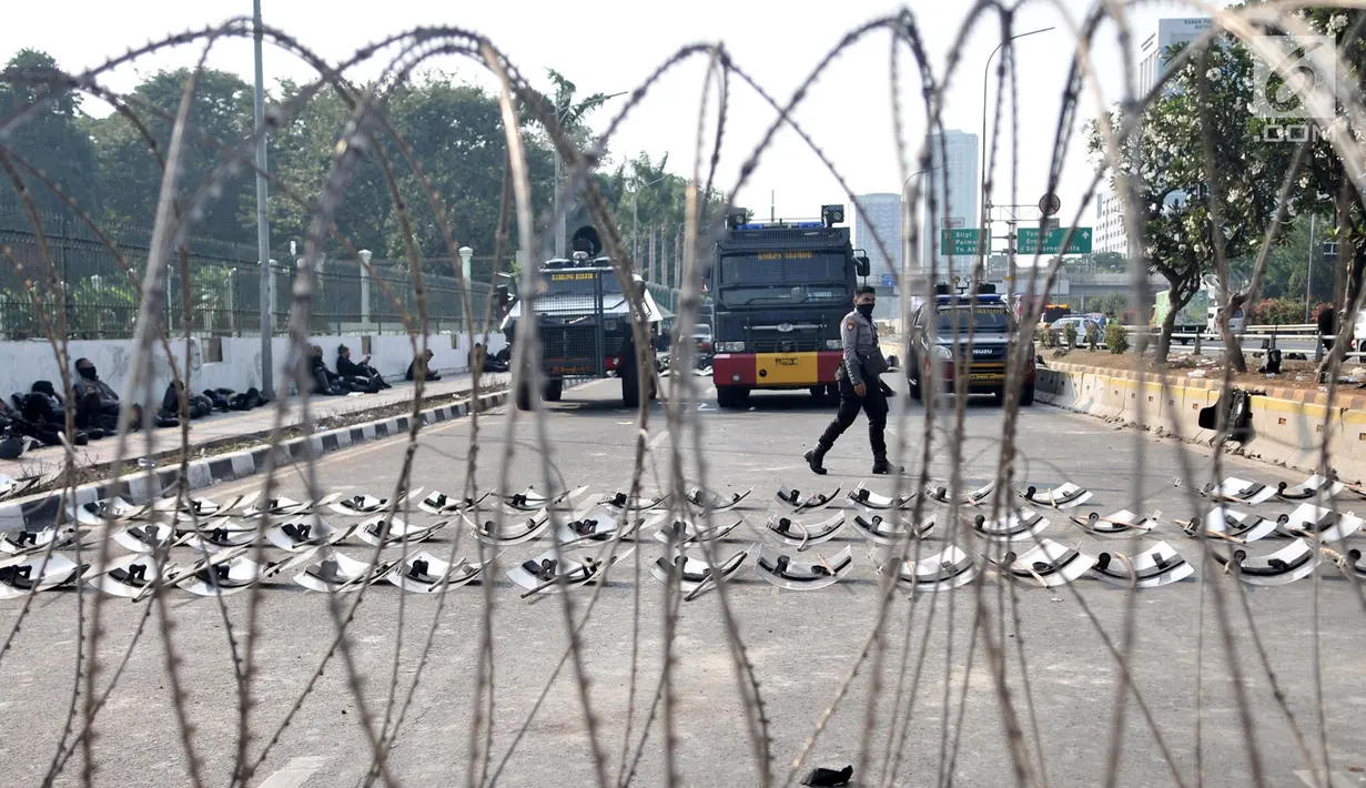Kendaraan taktis dan polisi menutup akses menuju Gedung DPR RI di Jalan Gatot Subroto, Jakarta, Kamis (26/9/2019). Pasca demonstrasi mahasiswa dan pelajar selama dua hari, Polisi menutup akses jalan mulai dari simpang Gerbang Pemuda. (merdeka.com/Iqbal S Nugoroho)