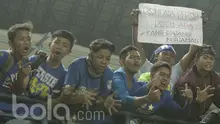 Bobotoh menunjukan tulisan dukungan kepada pelatih Persib, Djajang Nurjaman, saat laga melawan Persiba pada laga lanjutan liga 1 Indonesia di Stadion GBLA, Bandung, Minggu (11/6/2017). Persib menang 1-0. (Bola.com/M Iqbal Ichsan)