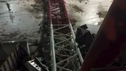 Kerusakan yang disebabkan oleh crane runtuh terlihat di Masjidil Haram Mekah , Arab Saudi, Jumat (11/9/2015). Foto ini dipublikasikan di akun Twitter Direktorat Saudi Pertahanan Sipil 11 September 2015. (REUTERS/Directorate of the Saudi Civil Defense)