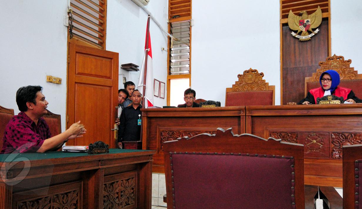 Kuasa hukum Novel Baswedan, Uli Parulian Sihombing (kiri) meminta pengunduran sidang praperadilan kepada Majelis hakim, PN Jaksel, Senin (8/6/2016). Hakim tunggal  Dahmiwirda mengabulkan permohonan pihak Novel Baswedan. (Liputan6.com/Yoppy Renato)