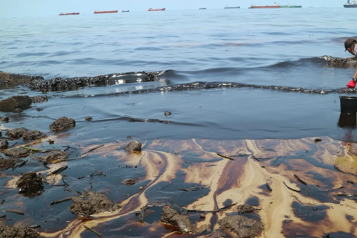 Pantauan Udara Tumpahan Minyak di Pantai Balikpapan