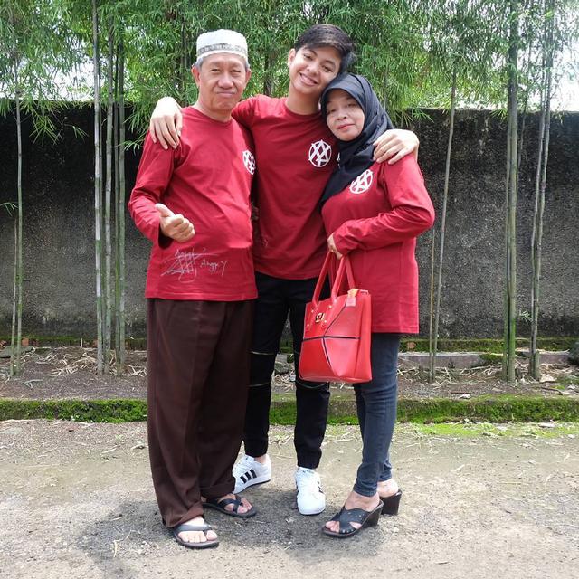 Jarang Tersorot, Ini 6 Momen Kedekatan Angga Yunanda dengan Sang Ibu