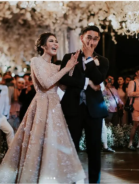 "Cieeee ada yang nangis karna dikasih surprise laguuu.. terharuu atau sedih dgr suara aku yg seadaadanya ? ♥️," tulis Syahnaz sebagai keterangan foto sambil memegang pipi suaminya. (Instagram/syahnazs)