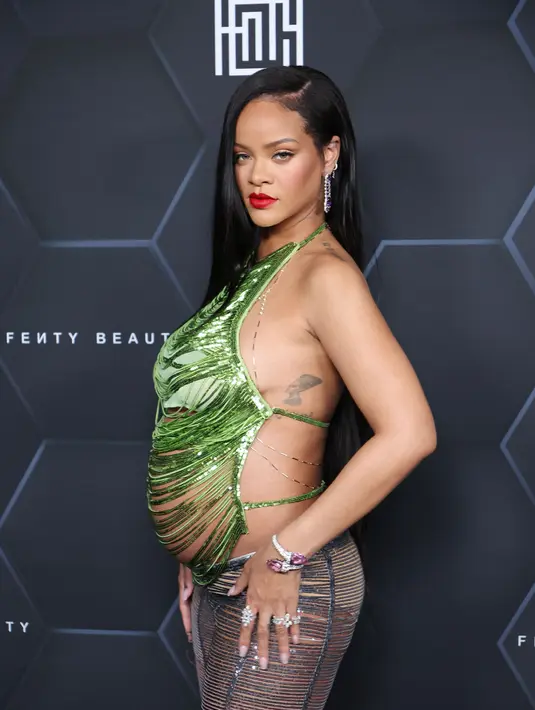 Rihanna berpose saat perayaan produk kecantikannya Fenty Beauty dan Fenty Skin di Goya Studios, Los Angeles, California, Amerika Serikat, 11 Februari 2022. Rihanna diketahui tengah hamil anak pertama dengan kekasihnya, A$AP Rocky. (Mike Coppola/Getty Images/AFP)