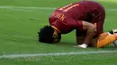 Aksi sujud pemain AS Roma, Mohamed Salah usai membobol gawang Napoli pada lanjutan Serie A Italia di San Paolo Stadium, Naples (15/10/2016). (REUTERS/Max Rossi)