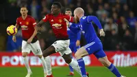 Gelandang Manchester United, Paul Pogba, berusaha melewati gelandang Cardiff, Aron Gunnarsson, pada laga Premier League di Stadion Cardiff City, Wales, Sabtu (22/12). Cardiff kalah 1-5 dari MU. (AFP/Geoff Caddick)