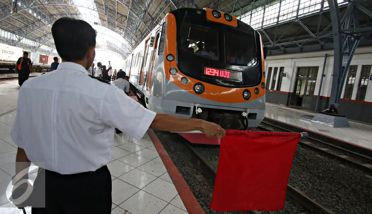 KRL melintas saat dilakukan uji coba jalur di Stasiun Tanjung Priok, Jakarta Utara, Senin (23/11). Stasiun bergaya Eropa seluas 3.768 meter persegi tersebut rencananya akan kembali digunakan untuk jalur kereta penumpang. (Liputan6.com/Immanuel Antonius)