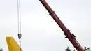 Petugas melakukan evakuasi pada pesawat kargo DHL yang tergelincir di landasan pacu di bandara Orio al Serio, Milan, Italia (5/8). Beruntung insiden ini tidak memakan korban jiwa, namun pesawat mengalami kerusakan parah. (REUTERS)