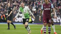 Selebrasi bek Liverpool, Andrew Robertson setelah mencetak gol penyeimbang 1-1 ke gawang West Ham United pada laga pekan ke-35 Premier League 2023/2024 di London Stadium, London, Sabtu (27/4/2024). (AP Photo/Kin Cheung)