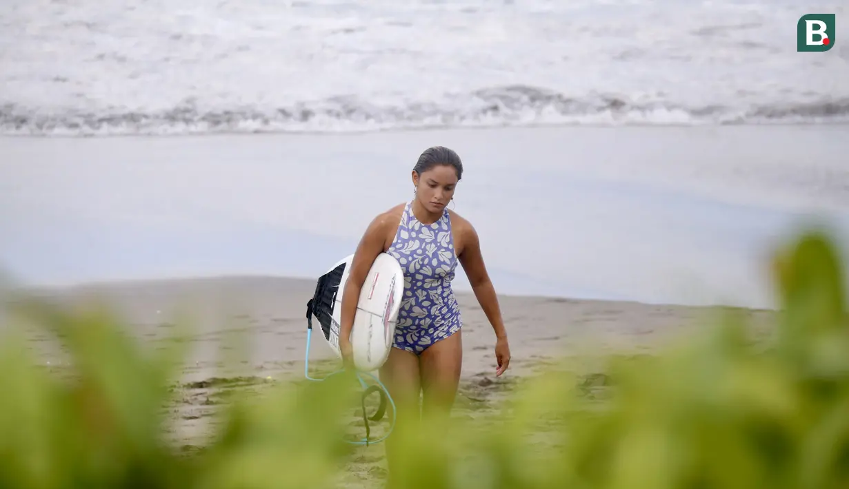 Atlet Surfing Timnas Indonesia, Kya Jo Heuer, membawa papan surfing setelah menjalani latihan di Pantai Berawa, Kuta Utara, Bali, Selasa (15/9/2026). Kya bersama tim surfing Indonesia tengah mematangkan persiapan menghadapi Asian Games 2026 Aichi-Nagoya, termasuk beradaptasi dengan karakter ombak di Tahara, Aichi. (Bola.com/Alit Binawan)