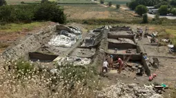 Arkeolog menggali sebuah pemukiman kuno di di desa Yunatsite , Bulgaria , 8 Agustus 2016. Artefak emas tertua tersebut diduga berumur 4,500-4,600 SM. (REUTERS/Dimitar Kyosemarliev)