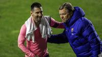 Pelatih Barcelona Ronald Koeman (kanan) bersama Lionel Messi merayakan kemenangan mereka atas Rayo Vallecano pada pertandingan 16 besar Copa del Rey di Stadion Vallecas, Madrid, Spanyol, Rabu (27/1/2021). Barcelona mengalahkan Rayo Vallecano 2-1. (AP Photo/Manu Fernandez)