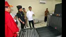 Presiden Joko Widodo melakukan kunjungan kerja ke Provinsi Kalimantan Barat. Presiden Joko Widodo memeriksa fasiltas scanner X-ray dan loket Pemeriksaan Imigrasi yang ada  Pos Pemeriksaan Lintas Batas Entikong Rabu, (21/1/2015). (Setpres/Agus Suparto)
