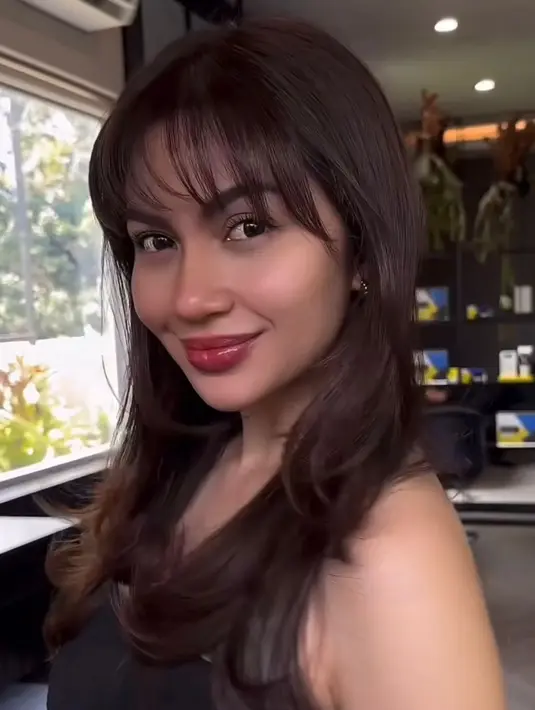 Melalui unggahan Instagram terbarunya, bintang Catatan Harian Menantu Sinting itu terlihat semakin cantik dengan potongan rambut layer sebahu. [@arieltatum].