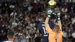 Kiper Strasbourg Matz Sels melakukan penyelamatan di depan gelandang Paris Saint-Germain (PSG) Danilo Pereira pada laga pekan kedua Liga Prancis di Stadion Parc des Princes, Minggu (15/8/2021) dini hari WIB. PSG membekuk tamunya Strasbourg dengan skor 4-2. (AP Photo/Francois Mori)