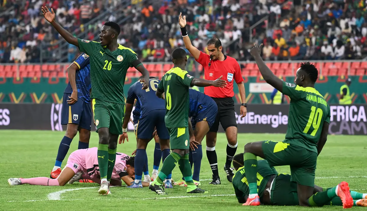 Laga tersebut diwarnai dengan insiden yang melibatkan Sadio Mane dan penjaga gawang Cape Verde, Vozinha. Kepala Mane dan Vozinha berbenturan saat keduanya mencoba menggapai bola atas. Alhasil, kiper Cape Verde tersebut harus diganjar kartu merah usai meninjau VAR. (AFP/Pius Utomi Ekpei)