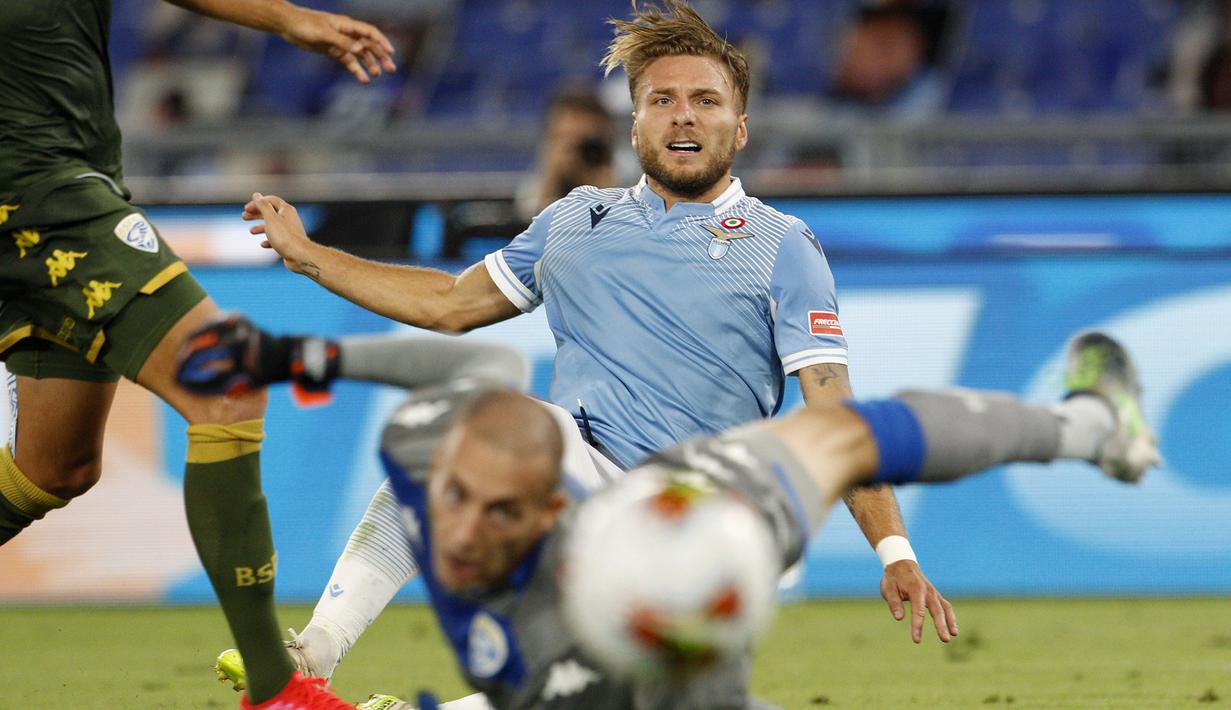 Penyerang Lazio, Ciro Immobile, saat mencetak gol ke gawang Brescia pada laga lanjutan Serie A pekan ke-37 di Stadion Olimpico, Kamis (30/7/2020) dini hari WIB. Lazio menang 2-0 atas Brescia. (AP Photo/Riccardo De Luca)