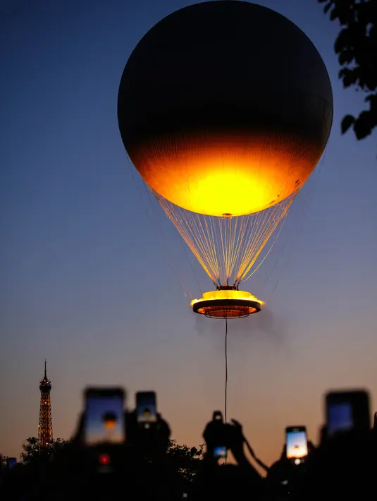 Dua bersaudara, Joseph dan Stephen Montgolfier merupakan penemu balon udara yang menjadi teknologi penerbangan pertama oleh manusia. (Thibaud MORITZ/AFP)