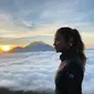 Shanty saat sedang berada di Gunung Batur. (dok. instagram @shantyparedes/https://www.instagram.com/p/B7rg5Wln0AA/