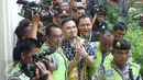 Penyanyi Dangdut, Saipul Jamil (tengah) saat tiba di pengadilan Jakarta Utara, Kamis (21/04). Saipul Jamil  akan menjalani sidang perdananya dalam kasus pencabulan. (Liputan6.com/Herman Zakharia)