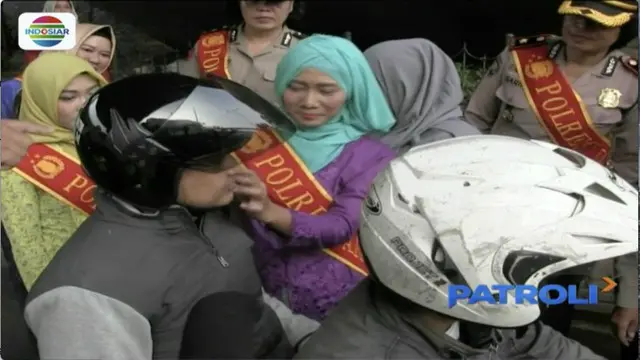 Menyambut peringatan Hari Kartini, polisi wanita (Polwan) yang bertugas di Polres Jakarta Timur menggelar operasi simpatik dengan menggunakan kebaya.