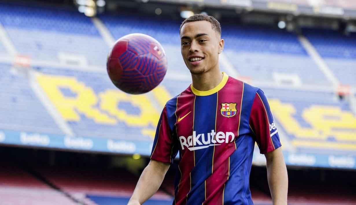 6. Sergino Dest (Barcelona) - Bek asal Amerika Serikat ini menjadi rekrutan anyar Barcelona pada musim ini. Sergino Dest dilabuhkan Barcelona dari Ajax dengan mahar mencapai 21 juta euro. (AFP/FC Barcelona/German Parga)