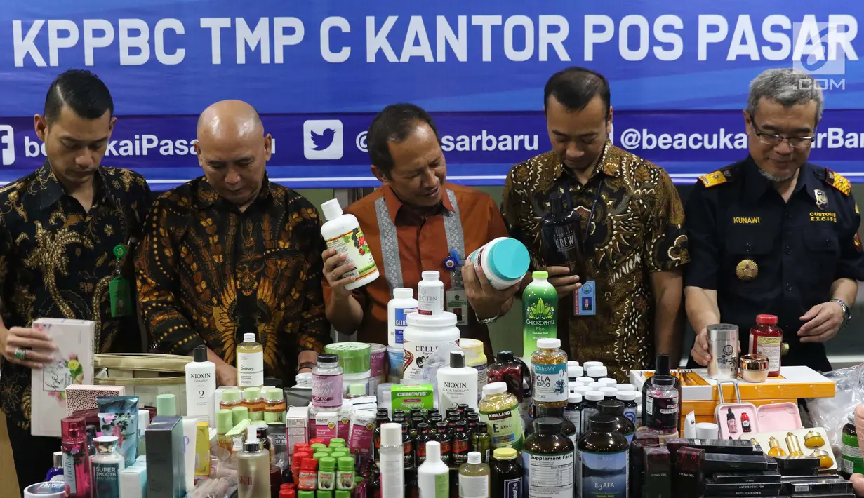 Kepala Kantor Bea Cukai Pasar Baru, Kunawi (kanan) menunjukkan barang sitaan yang akan dimusnahkan pada Pemusnahan Barang Milik Negara Eks Kepabeanan dan Cukai, Kantor Bea Cukai Pasar Baru, Jakarta, Jumat (9/8/2019). Total 7972 pcs barang dimusnahkan. (Liputan6.com/Helmi Fithriansyah)