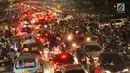 Suasana jalan Medan Merdeka Timur, Jakarta, Minggu (31/12). Penumpukan arus lalu lintas disebabkan banyaknya motor yang parkir liar di ruas jalan Medan Merdeka Timur. (Liputan6.com/Helmi Fithriansyah)