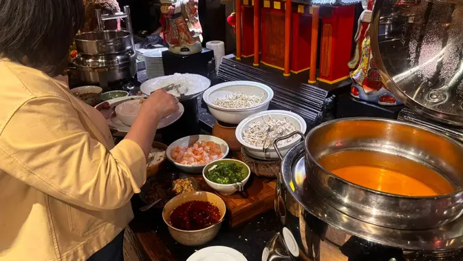 Sajian laksa dengan dua variasi kuah dalam Malaysian Gastronomic Month 2026 yang diselenggarakan di Gran Meliá Jakarta pada 27 Juli hingga 14 Agustus 2026. (Dok. Liputan6.com/Khairisa Ferida)