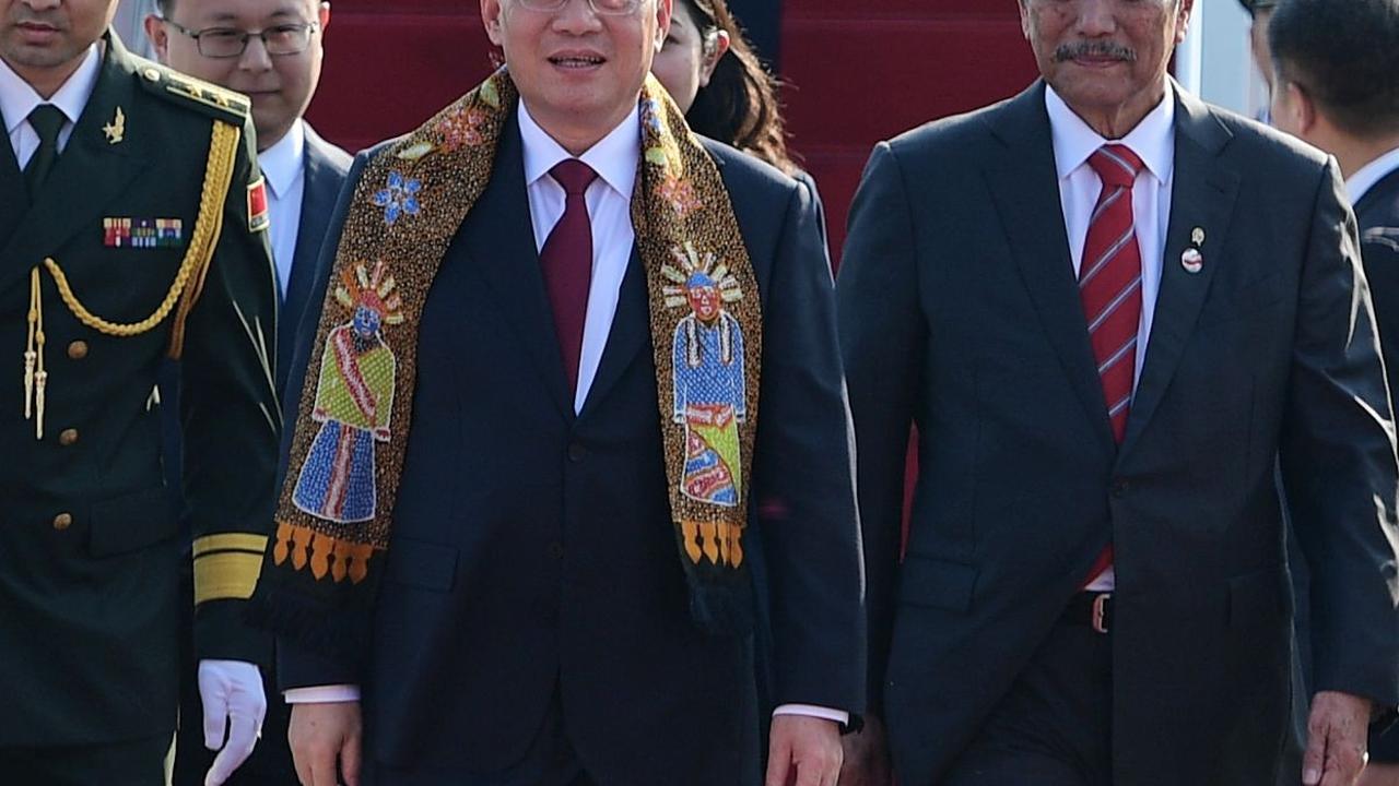 PM Li Qiang disambut Menteri Koordinator bidang Kemaritiman dan Investasi (Menko Marves) Luhut Binsar Panjaitan.