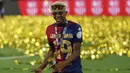 Pemain Barcelona, Lamine Yamal merayakan kemenangan setelah timnya mengalahkan Real Madrid dalam laga final Copa Del Rey di La Cartuja stadium, Sevilla, Spanyol. (AP Photo/Joan Monfort)