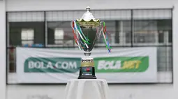 Sebagai juara, Bhara FC berhak membawa pulang hadiah uang tunai sebesar Rp3 juta, trofi, dan medali. Mereka juga mendapatkan voucher Sabnani Park senilai Rp750 ribu. (Bola.com/M Iqbal Ichsan)