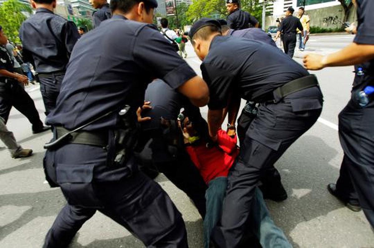 Warga Malaysia turun ke jalan menggelar demo besar besaran menuntut re 