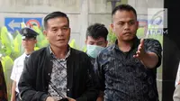 Bupati Bengkulu Selatan Dirwan Mahmud saat tiba di gedung KPK usai terjaring Orasi Tangkap Tangan (OTT), Jakarta (15/5). (Merdeka.com/Dwi Narwoko)