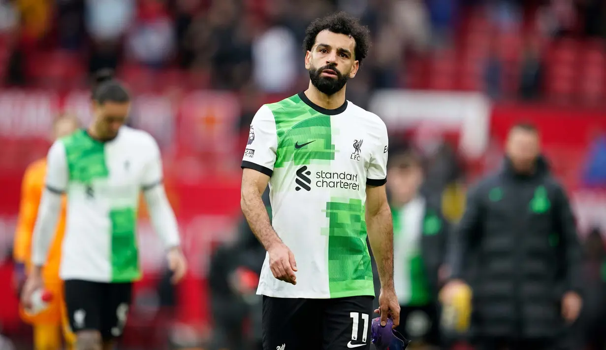 Imbang melawan Manchester United membuat Liverpool tertahan di posisi dua dengan 71 poin dan gagal menggeser Arsenal dari pucuk klasemen sementara Liga Inggris 2023/2024. (AP Photo/Dave Thompson)