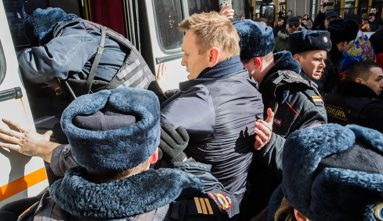 Pemimpin oposisi utama Rusia, Aleksey Navalny, ditahan ketika berunjuk rasa menuntut pengunduran diri Perdana Menteri Dmitry Medvedev atas tuduhan korupsi, di pusat kota Moskow, Minggu (26/3). (Evgeny Feldman for Alexey Navalny's campaign photo via AP)