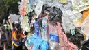 Detail karya instalasi "monster plastik" dalam pawai bebas plastik di Taman Aspirasi Monas, Jakarta, Minggu (21/7/2019). Monster plastik menyerupai ikan Angler Fish setinggi 4 meter itu sebagai bentuk bahaya atau dampak buruk penggunaan kantong plastik sekali pakai. (merdeka.com/Iqbal S Nugroho)