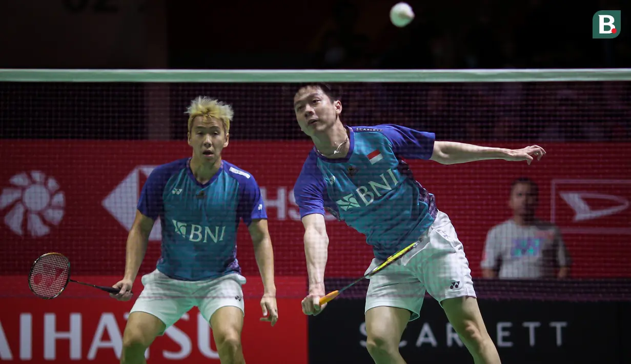 Marcus Fernaldi Gideon sempat memaksakan terus bermain pada game kedua yang membuat penampilannya tak berkembang. Hingga akhirnya dengan pertimbangan cederanya agar tak makin parah, Marcus pun berkonsultasi dengan Kevin Sanjaya untuk mundur pada interval game ketiga saat tertinggal 6-11. (Bola.com/Bagaskara Lazuardi)