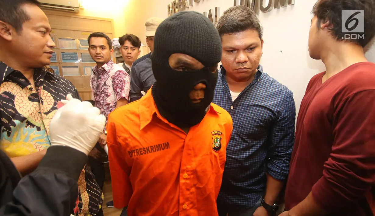 Petugas membawa tersangka kasus pembunuhan berencana dan pencurian dengan kekerasan dengan korban Pasutri untuk ditampilkan di Polda Metro Jaya, Jakarta, Jumat (15/9). (Liputan6.com/Immanuel Antonius)