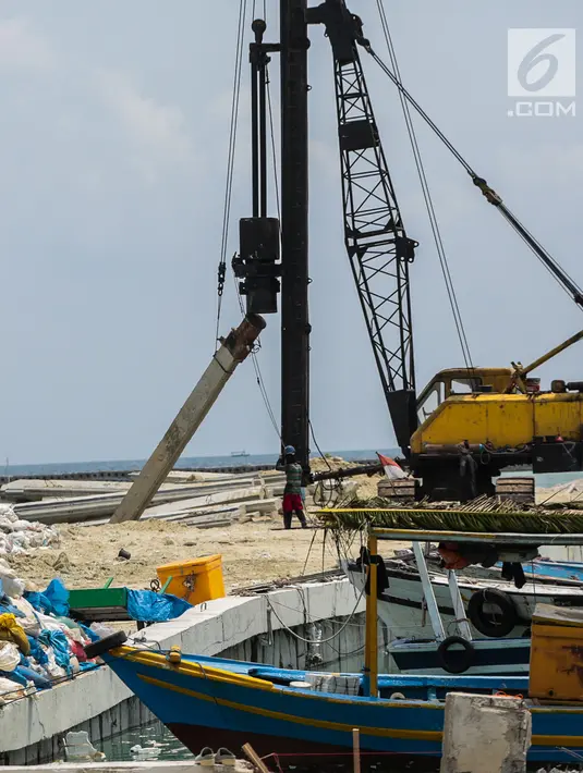 Pekerja melakukan pemasangan rangka beton pada proyek pembangunan dermaga di Pulau Pramuka, Kepulauan Seribu, Rabu (28/11). Proyek pembangunan dermaga yang sudah dimulai sejak tahun lalu itu terus dikebut pengerjaannya. (Liputan6.com/Faizal Fanani)