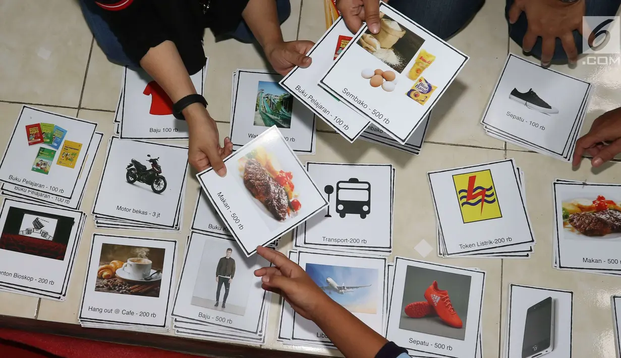 Sejumlah gambar yang diajarkan kepada anak-anak bagaimana mengelola keuangan yang sederhana sejak dini melalui Kedai DBS di yayasan Rumpun Anak Pesisir di Jakarta Utara, Selasa (17/7). (Liputan6.com/Angga Yuniar)