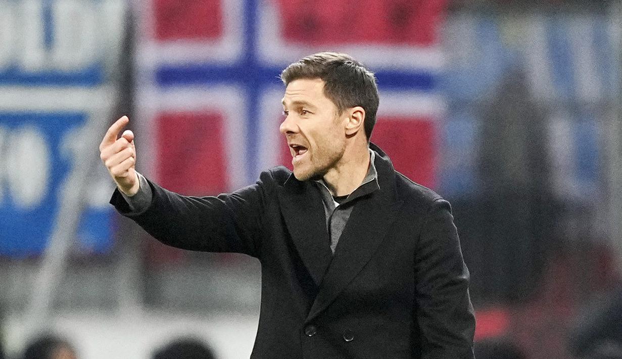 Pelatih Bayer Leverkusen, Xabi Alonso, memberikan arahan kepada anak asuhnya saat melawan Molde FK dalam laga matchday 6 Grup H Liga Europa 2023/2024 yang digelar di BayArena, Jumat (15/12/2023). Teranyar mereka melibas Molde dengan skor telak 5-1. (AP Photo/Martin Meissner)