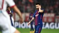 Pemain Barcelona, Lionel Messi bereaksi usai laga babak penyisihan Grup D Liga Champions melawan Olympiakos di Georgios Karaiskáki, Rabu (1/11). Meski tampil dominan, El Barca harus mengakhiri laga dengan hasil imbang tanpa gol. (ARIS MESSINIS / AFP)