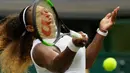 Petenis AS, Serena Williams mengembalikan bola ke arah Alison Riske yang juga berasal dari AS pada perempat final Grand Slam Wimbledon di London, Selasa (9/7/2019). Serena ke semifinal dengan susah payah usai mengalahkan petenis non-unggulan Alison Riske 6-4, 4-6, dan 6-3. (AP/Kirsty Wigglesworth)